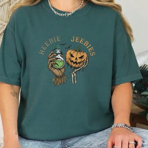 Maglietta regalo gotica e inquietante Comfort Colors, maglietta di Halloween Heebie Jeebies, abbigliamento horror per appassionati di film spaventosi, zucca spettrale e scheletro, regalo per amanti dei pipistrelli immagine 7