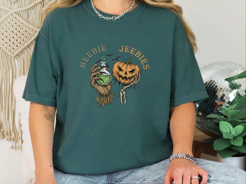 Maglietta regalo gotica e inquietante Comfort Colors, maglietta di Halloween Heebie Jeebies, abbigliamento horror per appassionati di film spaventosi, zucca spettrale e scheletro, regalo per amanti dei pipistrelli immagine 7