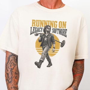 Camiseta de programador, regalo para ingeniero de software, camiseta rockera vintage, camiseta divertida para programador, regalo de humor tecnológico, funcionando con software heredado imagen 10