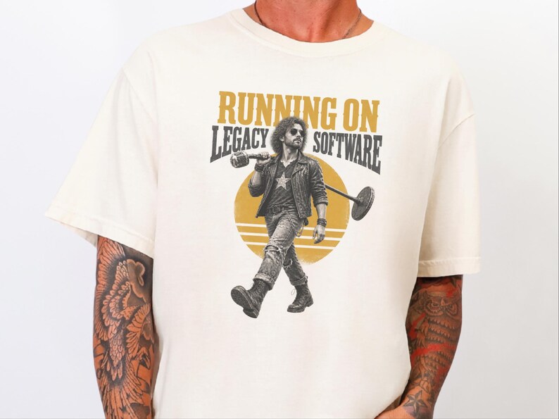 Camiseta de programador, regalo para ingeniero de software, camiseta rockera vintage, camiseta divertida para programador, regalo de humor tecnológico, funcionando con software heredado imagen 10