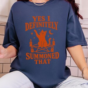 Heksenkat shirt, grappig Halloween kattenshirt, occult kattencadeau, shirt voor het griezelige seizoen, kleding met hemelse kat afbeelding 2