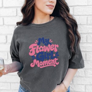 Comfort Colors Blumenmädchen-Shirt | Mein Blumenmädchen-Moment-T-Shirt, personalisiertes Hochzeits-Brautjungfern-Shirt für Hochzeit, Feier im Ausland, Probe Bild 7