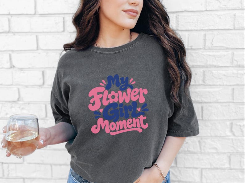 Comfort Colors Blumenmädchen-Shirt | Mein Blumenmädchen-Moment-T-Shirt, personalisiertes Hochzeits-Brautjungfern-Shirt für Hochzeit, Feier im Ausland, Probe Bild 7