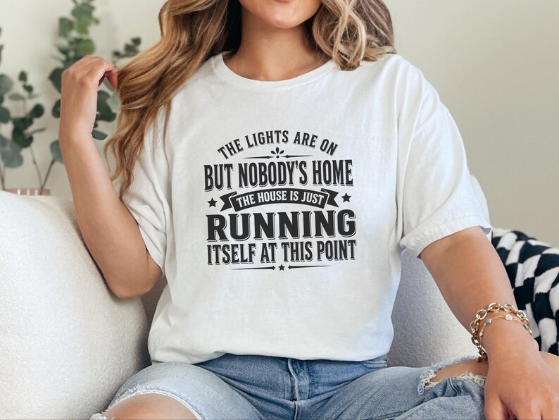 Camiseta sarcástica da Geração X: "As luzes estão acesas, mas não há ninguém em casa... a casa está funcionando sozinha a essa altura", camiseta engraçada com humor adulto. imagem 1