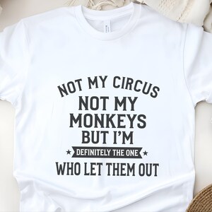 "Não é meu circo, não são meus macacos, mas definitivamente fui eu quem os soltou" - Camiseta feminina sarcástica, ideia de presente engraçada, presente divertido e original imagem 6