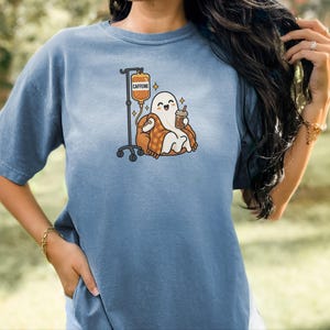 Ghost Coffee Shirt, Spooky Season Tee, Night Shift Nurse Gift, Halloween Coffee Lover, Caffeine IV Sweatshirt afbeelding 7
