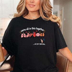 T-Shirt mit Blinddarm-OP-Motiv, lustiges Medizin-T-Shirt, Geschenk zur Genesung nach einer Blinddarmentfernung, niedliches T-Shirt mit menschlicher Organanatomie, Geschenk für OP-Krankenschwestern Bild 6
