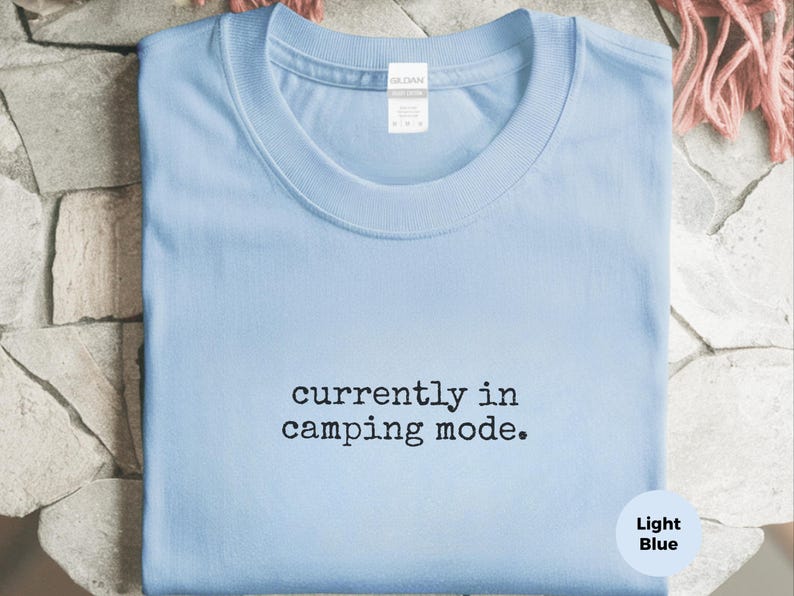 Grappig kampeershirt, T-shirt met de tekst "Currently In Camping Mode", voor liefhebbers van nationale parken, outdooravonturen, camper-trui, vrolijke kampeerders op roadtrip. afbeelding 3