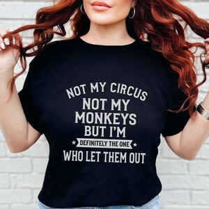 "Não é meu circo, não são meus macacos, mas definitivamente fui eu quem os soltou" - Camiseta feminina sarcástica, ideia de presente engraçada, presente divertido e original imagem 7