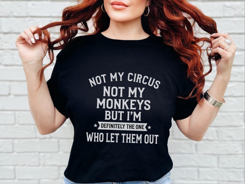 "Não é meu circo, não são meus macacos, mas definitivamente fui eu quem os soltou" - Camiseta feminina sarcástica, ideia de presente engraçada, presente divertido e original imagem 7