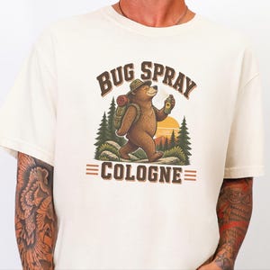 Camiseta divertida para senderismo, camiseta de naturaleza al aire libre, idea de regalo para campistas, camiseta con repelente de insectos, camiseta de senderismo con osos, regalo de humor para excursionistas, camiseta para amantes del senderismo imagen 7