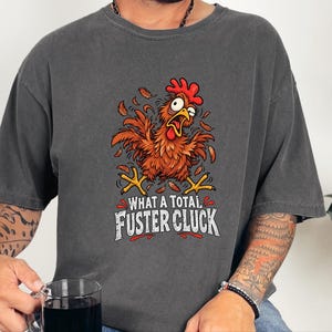 Camiseta divertida de gallinas, regalo para criadores de gallinas, camiseta sarcástica de granja, ¡Qué cacareo tan total!, camiseta divertida de aves de corral, regalo para la loca de las gallinas imagen 9