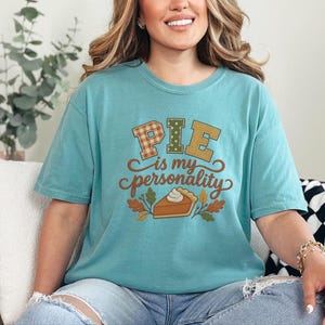 T-shirt voor taartliefhebbers, Thanksgiving-shirt, grappig cadeau voor foodies, herfstshirt, sweatshirt met de tekst "Taart is mijn persoonlijkheid". afbeelding 1