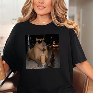 Cooles Capybara-Shirt, Geschenk für Eiskaffee-Liebhaber, Lustiges Tier-T-Shirt, Shirt für Kaffeesüchtige Bild 2