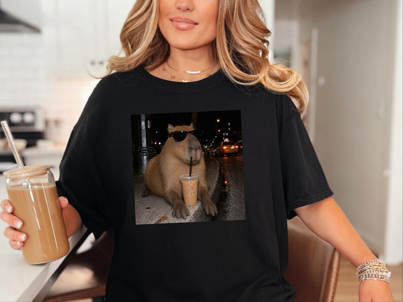 Cooles Capybara-Shirt, Geschenk für Eiskaffee-Liebhaber, Lustiges Tier-T-Shirt, Shirt für Kaffeesüchtige Bild 2