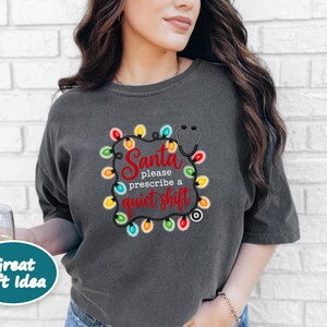 Er Nurse Christmas Shirt, Nurse Holiday Shirt, Christmas Medical Shirt, Santa Please Prescribe A Quiet Shift, Christmas Nurse Tee Bild 6