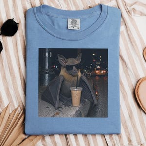Maglietta con pipistrello e caffè, regalo per amanti dei pipistrelli, maglietta con caffè freddo, maglietta divertente con caffè, maglietta Weirdcore, maglietta con pipistrello e frutta immagine 4