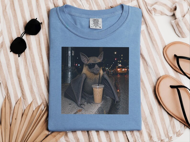 Maglietta con pipistrello e caffè, regalo per amanti dei pipistrelli, maglietta con caffè freddo, maglietta divertente con caffè, maglietta Weirdcore, maglietta con pipistrello e frutta immagine 4
