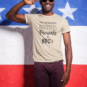 My Therapist Recommends Fireworks and BBQs Funny BBQ Shirt - Sarcastic 4th of July Grilling Tee, Independence Day Patriotic Summer Gift imagem 4
