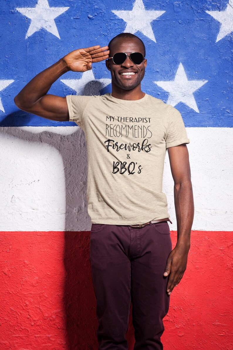 My Therapist Recommends Fireworks and BBQs Funny BBQ Shirt - Sarcastic 4th of July Grilling Tee, Independence Day Patriotic Summer Gift imagem 4