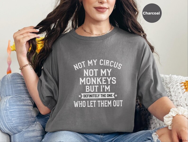 "Não é meu circo, não são meus macacos, mas definitivamente fui eu quem os soltou" - Camiseta feminina sarcástica, ideia de presente engraçada, presente divertido e original imagem 5
