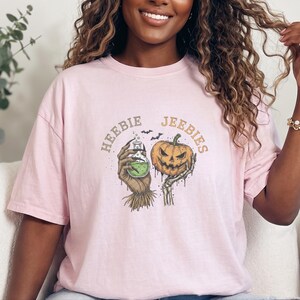 Maglietta regalo gotica e inquietante Comfort Colors, maglietta di Halloween Heebie Jeebies, abbigliamento horror per appassionati di film spaventosi, zucca spettrale e scheletro, regalo per amanti dei pipistrelli immagine 10