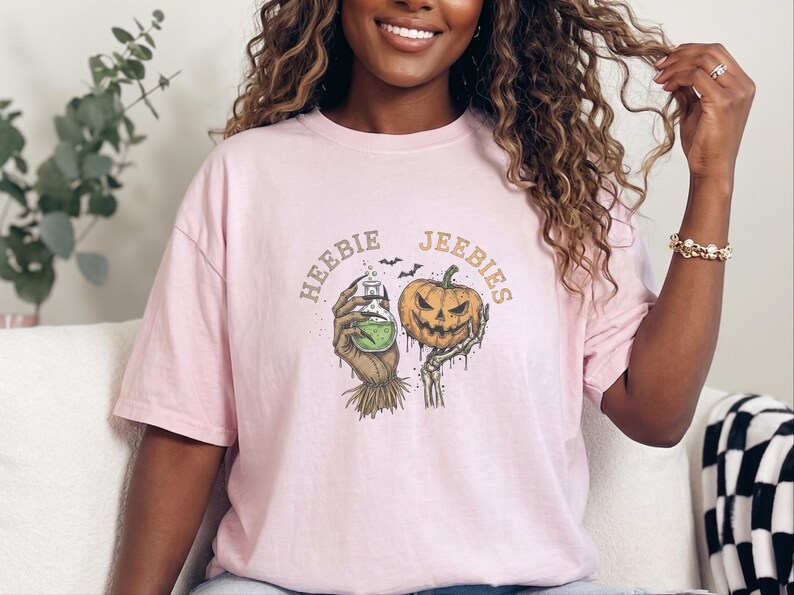 Maglietta regalo gotica e inquietante Comfort Colors, maglietta di Halloween Heebie Jeebies, abbigliamento horror per appassionati di film spaventosi, zucca spettrale e scheletro, regalo per amanti dei pipistrelli immagine 10