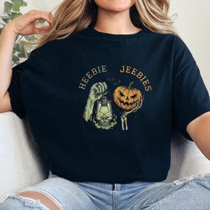 Comfort Colors Halloween T-Shirt Heebie Jeebies, Spooky Graphic Tee, Zombie Hand Pumpkin Shirt, Horror Movie Fan Gift, Gothic Art Bild 8