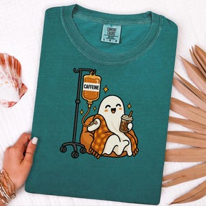 Ghost Coffee Shirt, Spooky Season Tee, Night Shift Nurse Gift, Halloween Coffee Lover, Caffeine IV Sweatshirt afbeelding 8