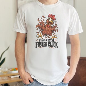 Camiseta divertida de gallinas, regalo para criadores de gallinas, camiseta sarcástica de granja, ¡Qué cacareo tan total!, camiseta divertida de aves de corral, regalo para la loca de las gallinas imagen 8
