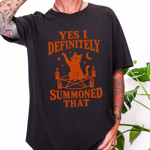 Heksenkat shirt, grappig Halloween kattenshirt, occult kattencadeau, shirt voor het griezelige seizoen, kleding met hemelse kat afbeelding 5