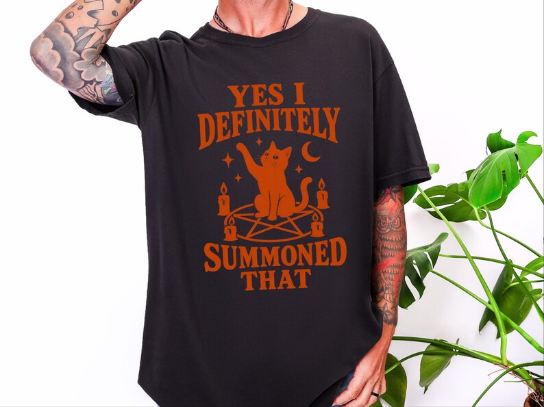 Heksenkat shirt, grappig Halloween kattenshirt, occult kattencadeau, shirt voor het griezelige seizoen, kleding met hemelse kat afbeelding 5