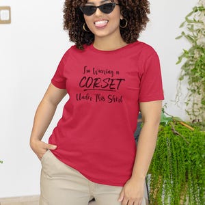 I and #39;m Wearing a Corset Under This Shirt and quot; Funny Sarcastic T-Shirt - Ren Faire, Gothic and Victorian Humor Tee, Corset Humor immagine 3