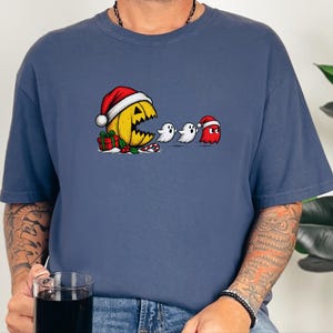 Camiseta Pac-Man, Presente de Natal para Gamers, Camiseta Retrô de Arcade, Camiseta de Jogos para as Festas, Camiseta Divertida para Gamers, Presente de Natal Pac-Man imagem 7