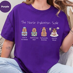Camiseta con meme de enfermera, Escala de hidratación de enfermera, Camiseta divertida y sarcástica para enfermeras registradas, Regalo para amantes del café con colores cómodos y problemas de turno de día con la cafeína imagen 6