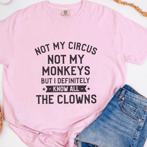 Camiseta divertida de payaso, regalo para fiestas temáticas de circo, camiseta con humor sarcástico, camiseta "No es mi circo, no son mis monos". imagen 1