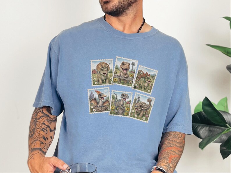 Maglietta vintage con francobolli di dinosauri, maglietta retrò con francobolli, regalo per amanti dei dinosauri, maglietta con animali preistorici, regalo a tema storia naturale immagine 4