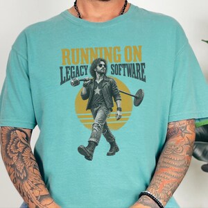 Camiseta de programador, regalo para ingeniero de software, camiseta rockera vintage, camiseta divertida para programador, regalo de humor tecnológico, funcionando con software heredado imagen 6