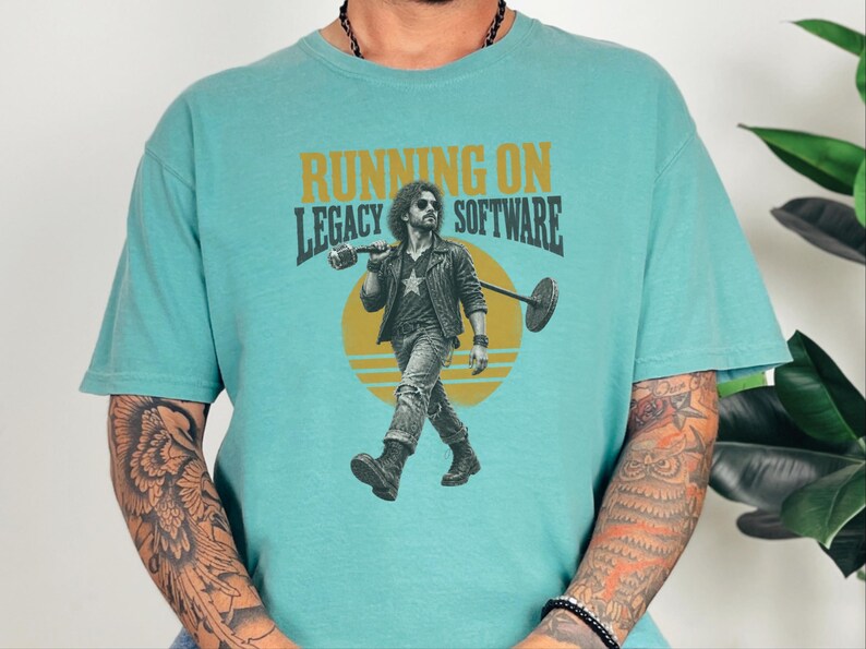 Camiseta de programador, regalo para ingeniero de software, camiseta rockera vintage, camiseta divertida para programador, regalo de humor tecnológico, funcionando con software heredado imagen 6