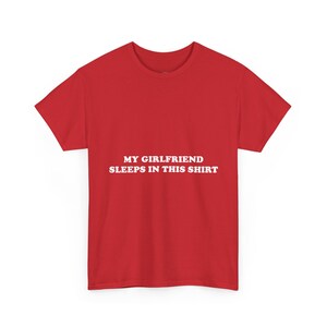 Camiseta para novia: Mi novia duerme con esta camiseta, camiseta divertida para parejas, pijamas para mujer, camisón sarcástico con humor. imagen 1