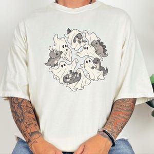 Camiseta infantil de dinosaurios, fantasma jugando con dinosaurios, linda camiseta de Halloween, regalo prehistórico, camiseta para amantes de los dinosaurios, camiseta para fiestas espeluznantes imagen 8