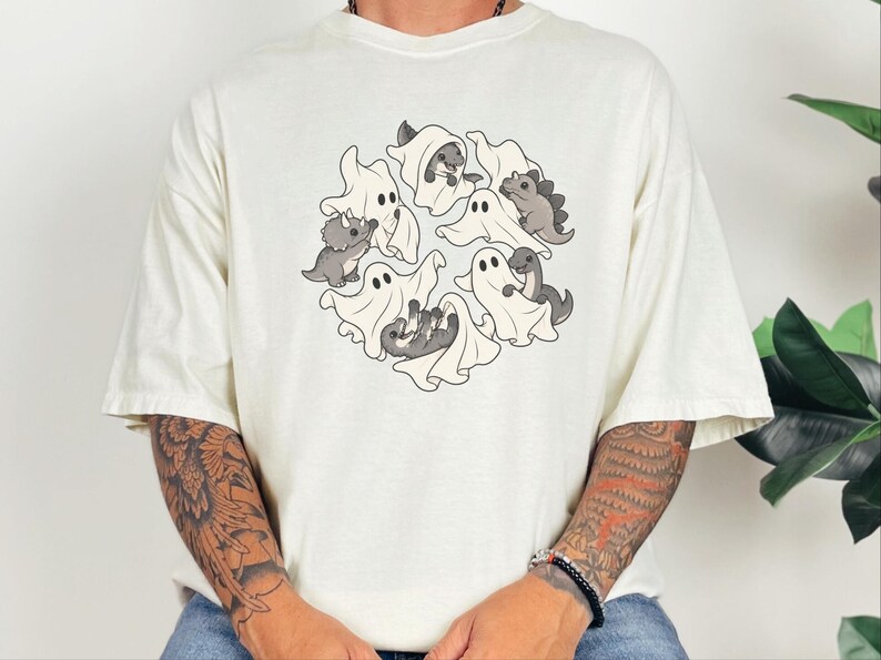Camiseta infantil de dinosaurios, fantasma jugando con dinosaurios, linda camiseta de Halloween, regalo prehistórico, camiseta para amantes de los dinosaurios, camiseta para fiestas espeluznantes imagen 8