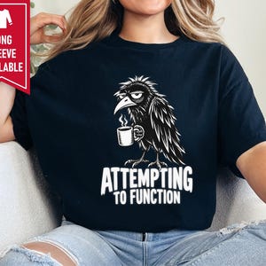 Raven Coffee Shirt, Crow Lover Gift, Funny Morning T-shirt, Sarcastic Bird Tee, Grumpy Raven Attempting To Function zdjęcie 6