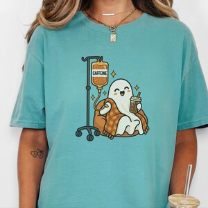 Ghost Coffee Shirt, Spooky Season Tee, Night Shift Nurse Gift, Halloween Coffee Lover, Caffeine IV Sweatshirt afbeelding 2