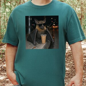 Maglietta con pipistrello e caffè, regalo per amanti dei pipistrelli, maglietta con caffè freddo, maglietta divertente con caffè, maglietta Weirdcore, maglietta con pipistrello e frutta immagine 7