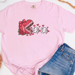 Maglietta di San Valentino, regalo romantico per lei, maglietta con Cupido, regalo per la festa delle amiche, top retrò di San Valentino, maglietta con scatola di cioccolatini immagine 2