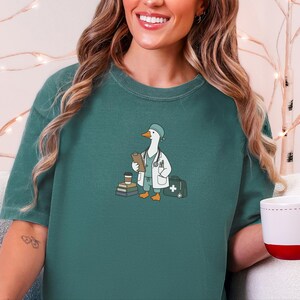 Camiseta Medical Goose, regalo para médicos, camiseta divertida para enfermeras, regalo para estudiantes de medicina, camiseta para trabajadores de la salud, regalo de graduación para médicos imagen 5