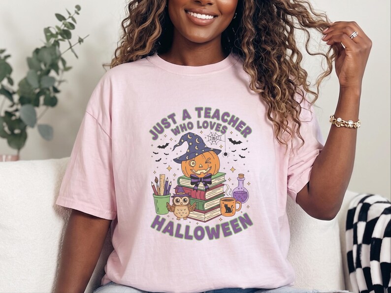 Comfort Colors Spooky Teacher Shirt, Just A Teacher Who Loves Halloween Tee, Elementary Reading Specialist Outfit, Spooky Teacher Tee Bild 9