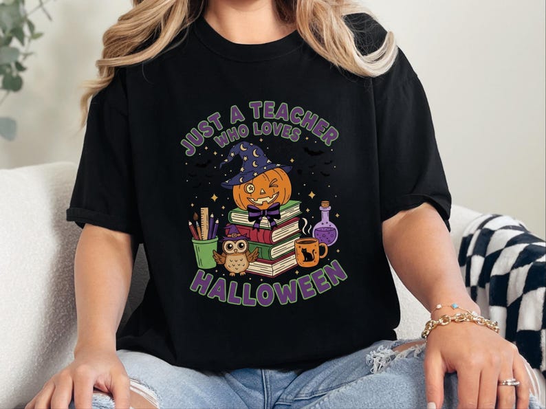 Comfort Colors Spooky Teacher Shirt, Just A Teacher Who Loves Halloween Tee, Elementary Reading Specialist Outfit, Spooky Teacher Tee Bild 3