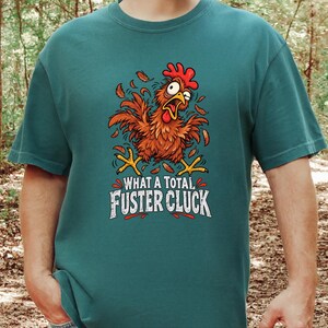 Camiseta divertida de gallinas, regalo para criadores de gallinas, camiseta sarcástica de granja, ¡Qué cacareo tan total!, camiseta divertida de aves de corral, regalo para la loca de las gallinas imagen 4